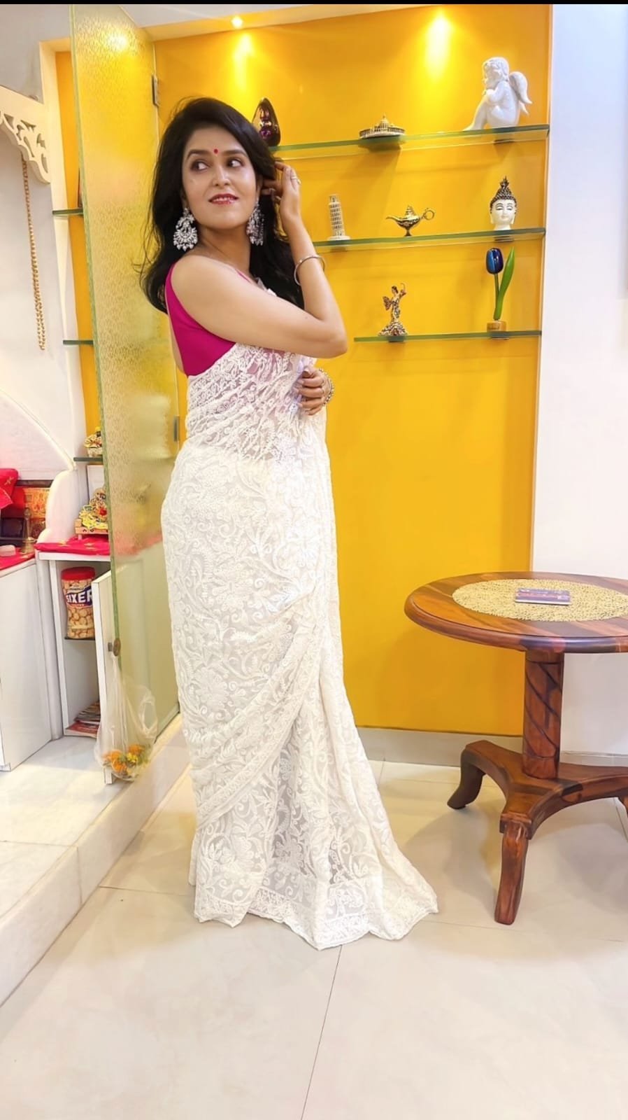 White-Jaal-Embroidery-Chikankari-Saree2.jpeg